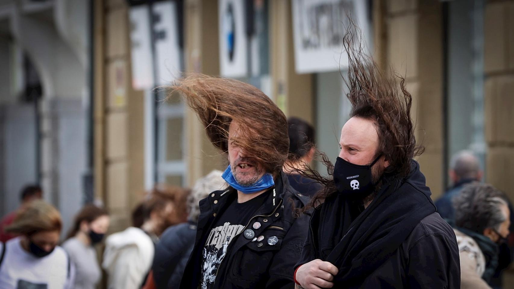 Marzo arranca con fuertes rachas de viento. EFE/Javier Etxezarreta