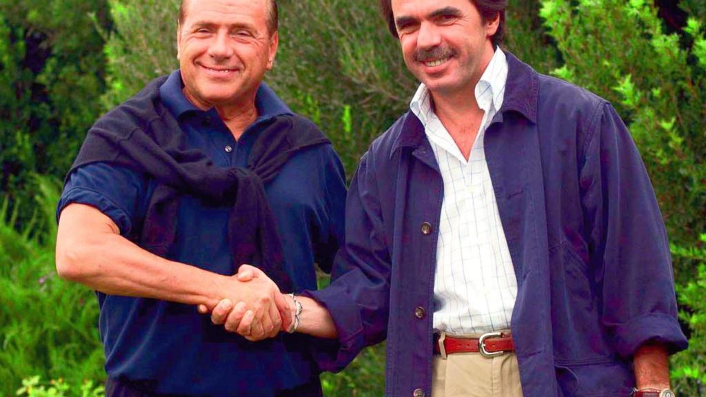 Silvio Berlusconi y José María Aznar en 2003, durante una reunión en Porto Rotondo.