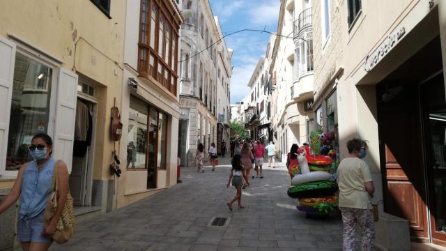 Calle Hannover, en Mahón, llena de comercios y muy transitada por turistas.