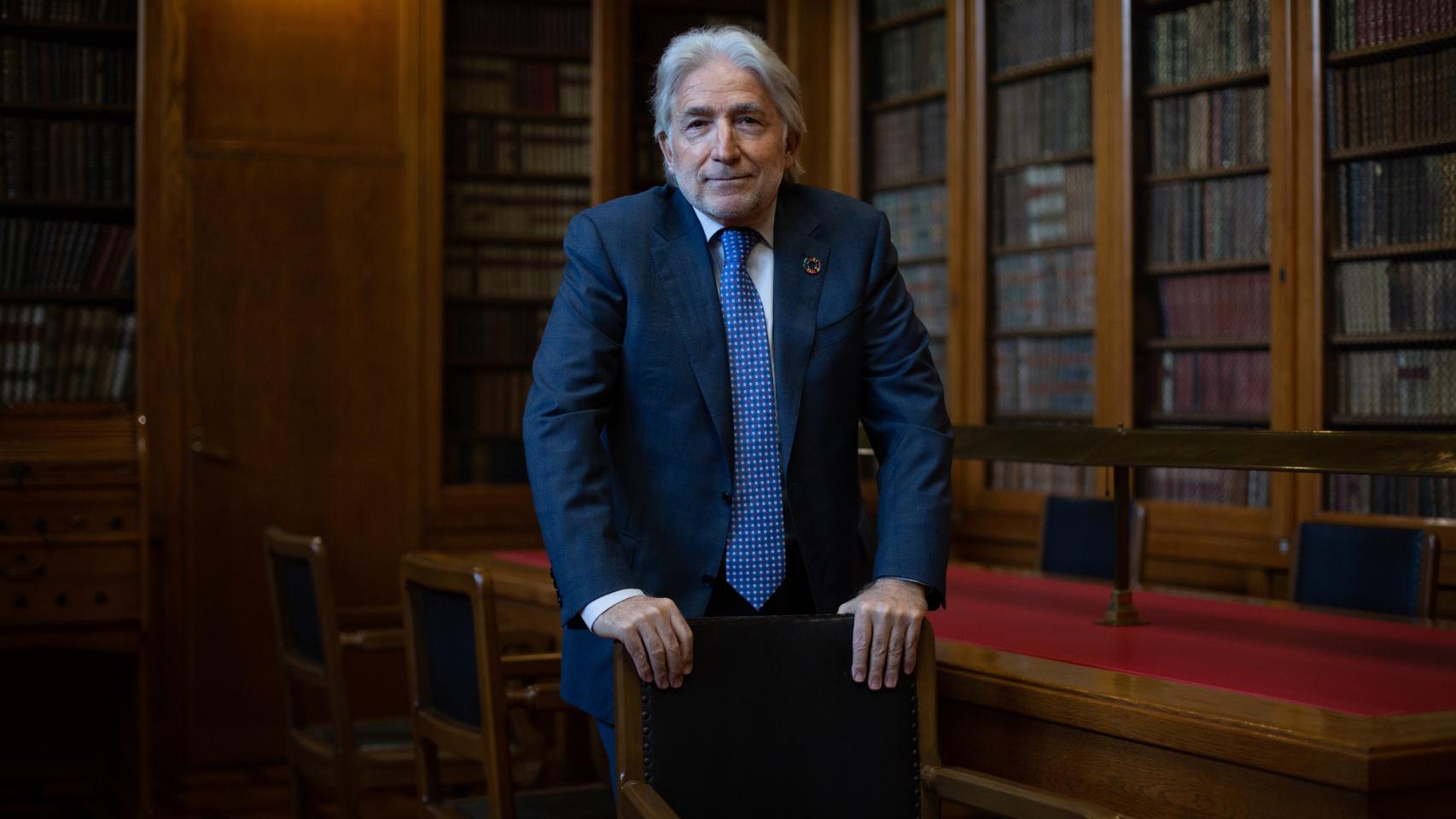 El presidente de Foment del Treball, Josep Sánchez Llibre, en la biblioteca de la sede de la patronal en Barcelona.