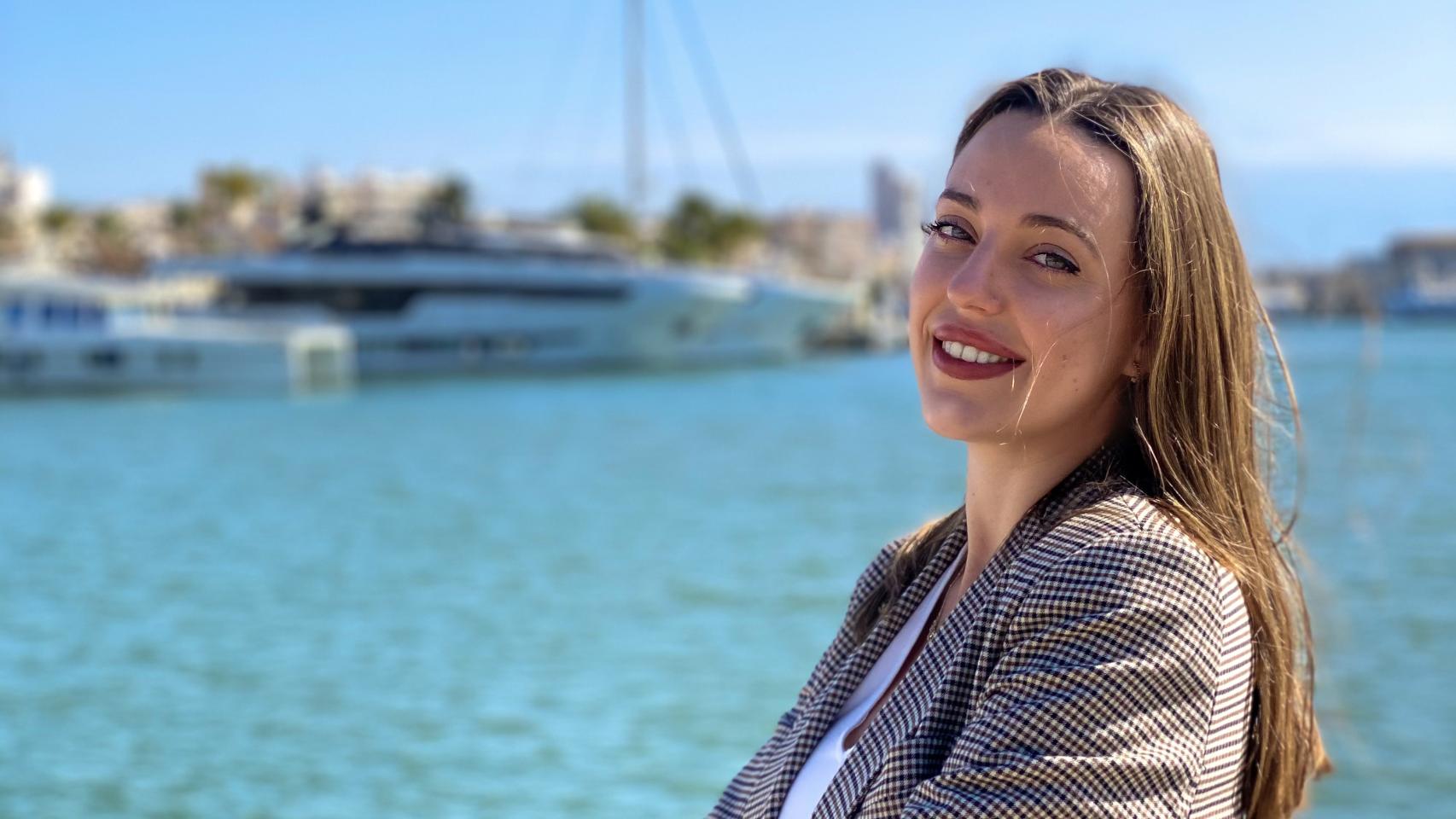 Ione Astondoa, con uno de sus yates al fondo.