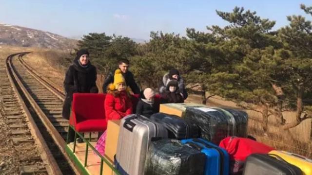 Un grupo de diplomáticos rusos abandona a pie Corea del Norte.
