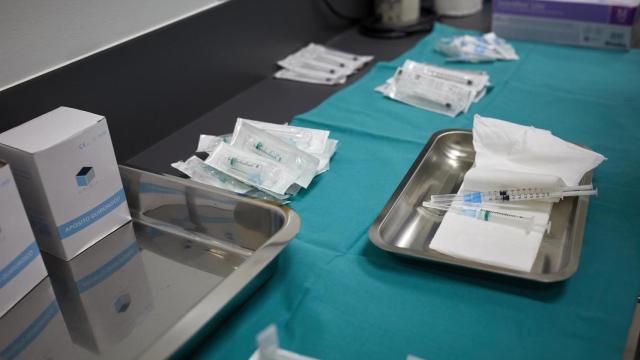 Varios viales preparados para aplicar la vacuna de Pfizer contra la Covid-19 en un centro de salud.