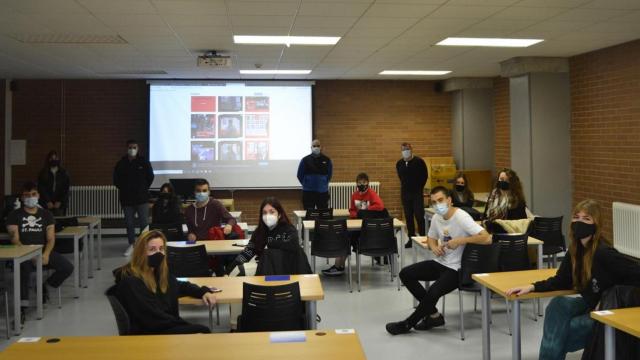 Alumnos de la clase de Realización de programas de Entretenimiento y su profesor, Paulino Pérez.