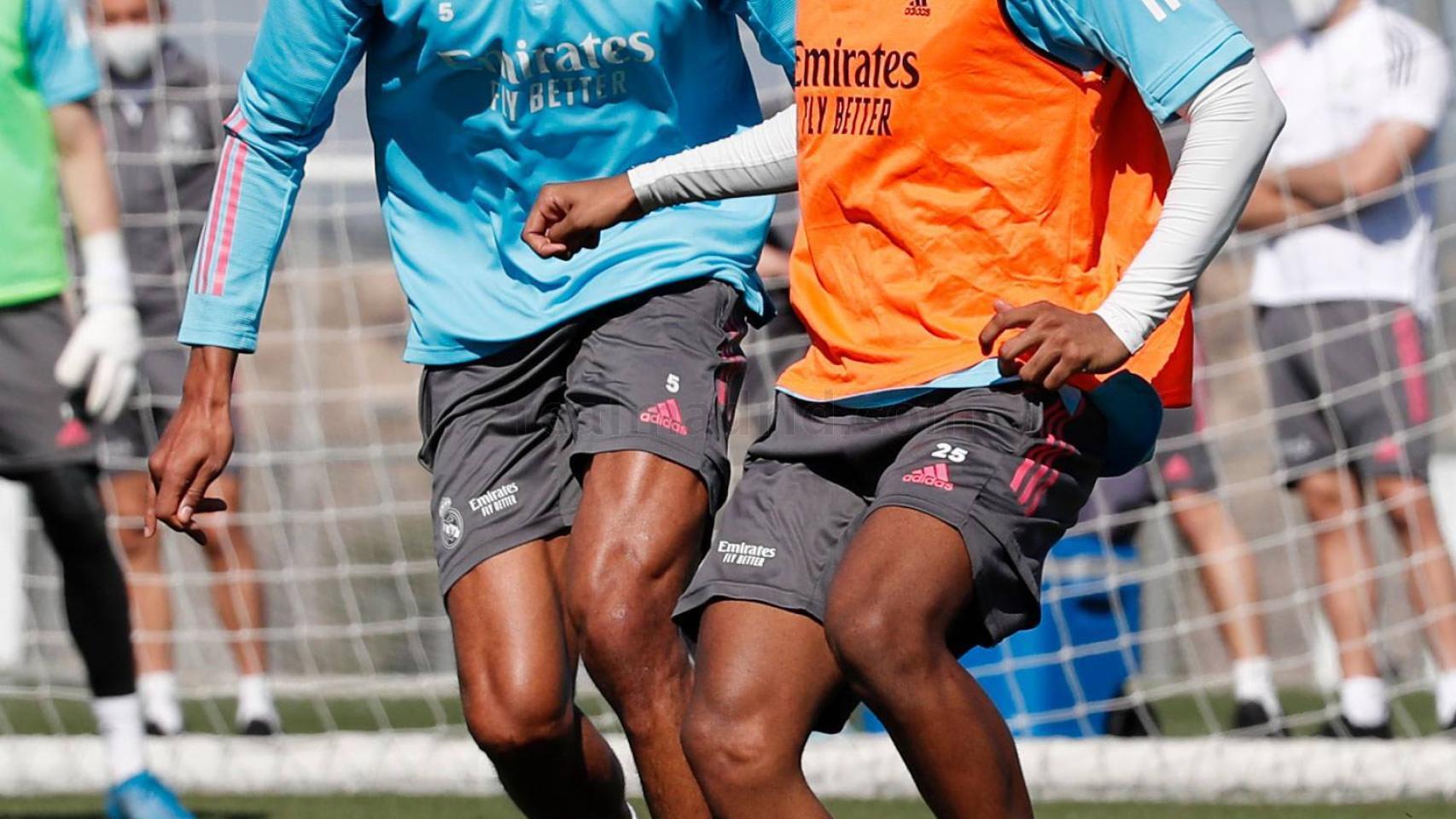 Varane y Rodrygo, en el entrenamiento del Real Madrid