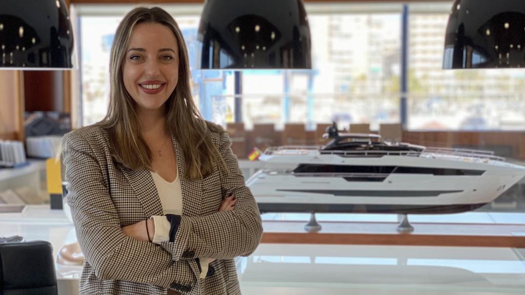 Ione Astondoa, con la maqueta de un yate detrás.