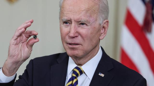 Joe Biden da una rueda de prensa antes de firmar una orden ejecutiva.