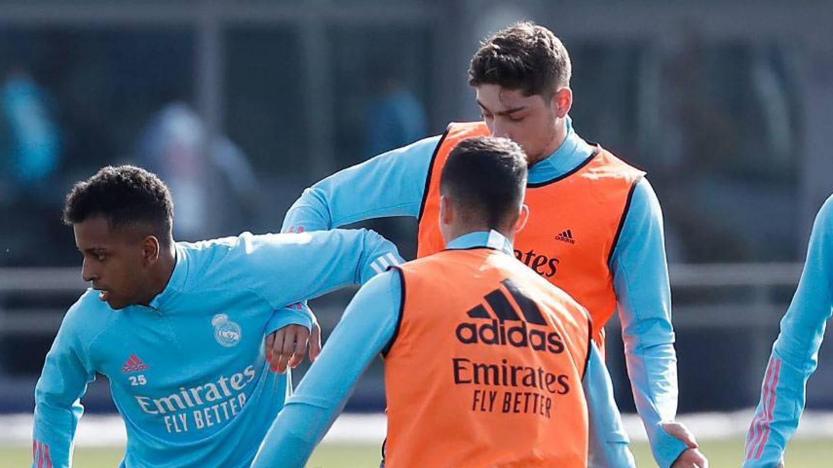Rodrygo Goes, Fede Valverde y Álvaro Odriozola, durante un entrenamiento del Real Madrid