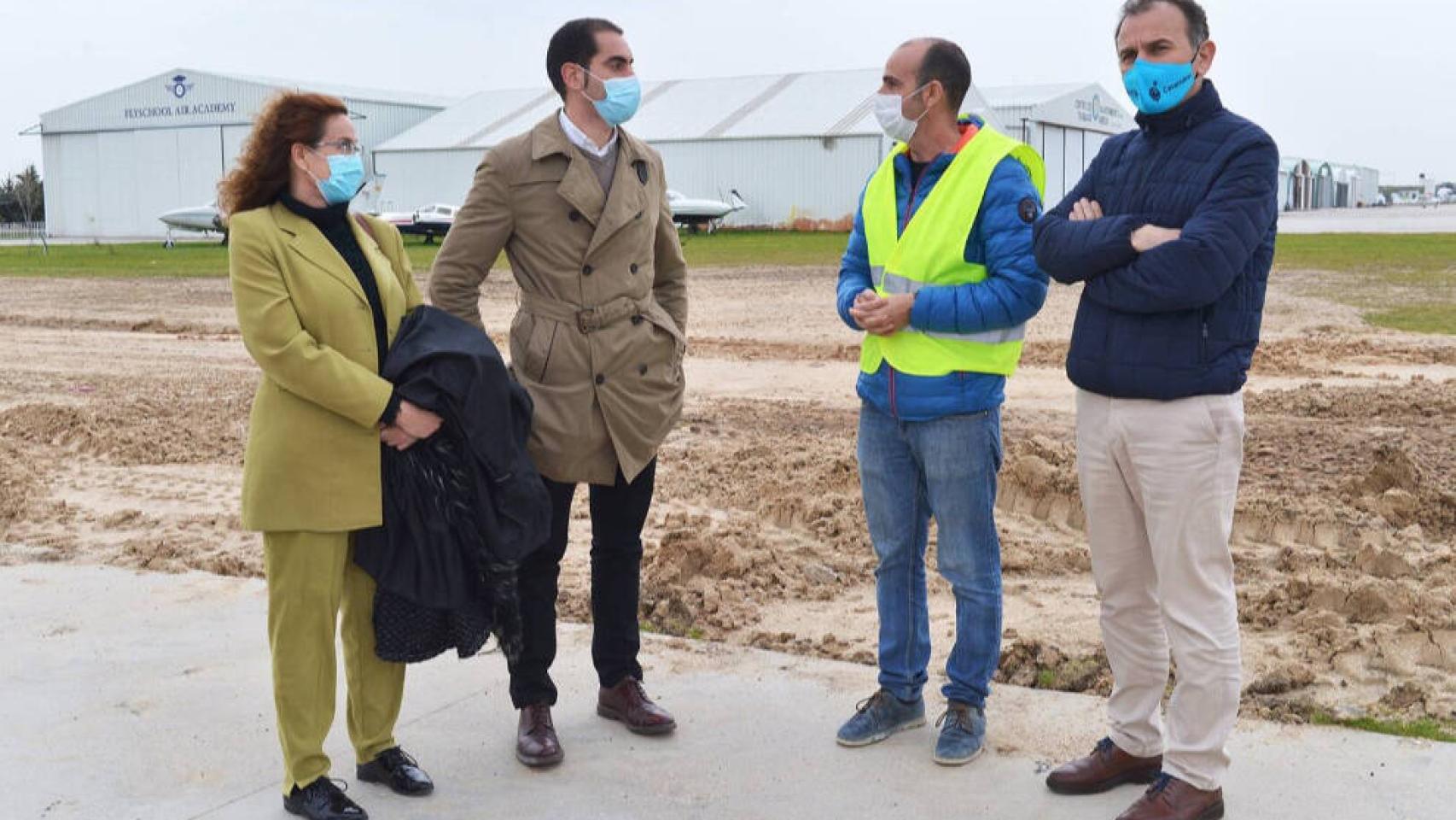 El portavoz de Cs en Diputación de Toledo, Julio Comendador, en el aeródromo de Casarrubios del Monte, con la edil de Cs en el Ayuntamiento, Begoña Villaseca; el director de la infraestructura, Ignacio Elduayen y el consejero delegado, Javier Ruedas