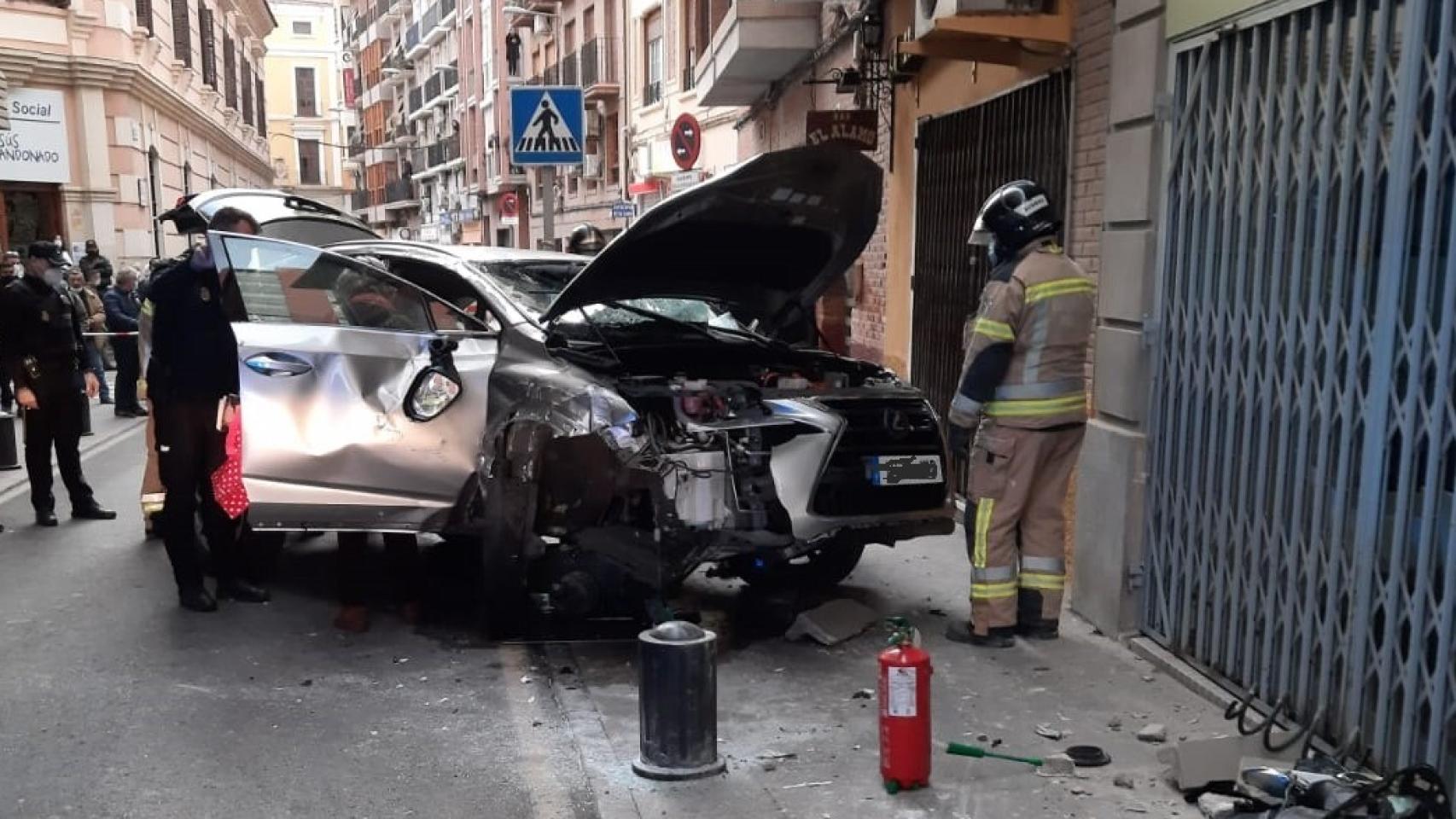 Un anciano empotra su todoterreno de alta gama en Murcia.