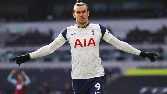 Gareth Bale celebra uno de sus goles al Burnley