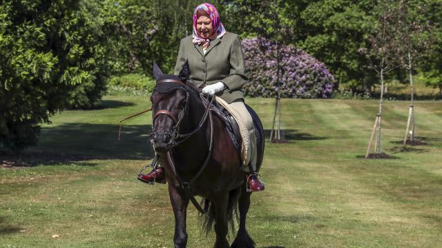 Isabel II en una imagen de archivo montando a caballo.
