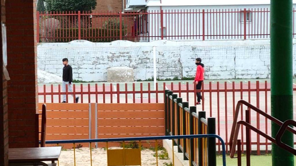 Unos niños juegan al fútbol en un campo del Aben Hazam.