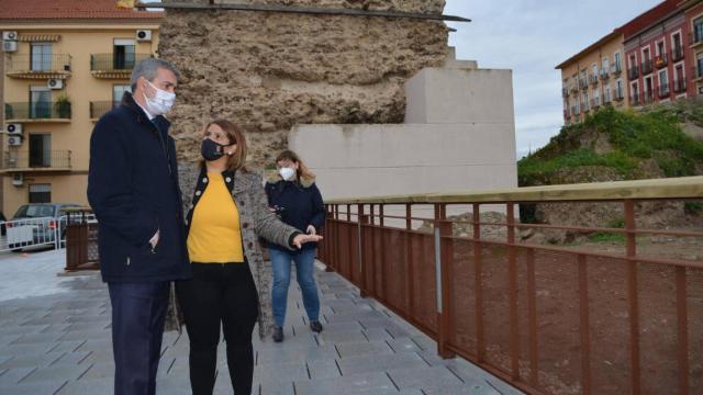 Álvaro Gutiérrez junto a la alcaldesa de Talavera, Tita García Elez