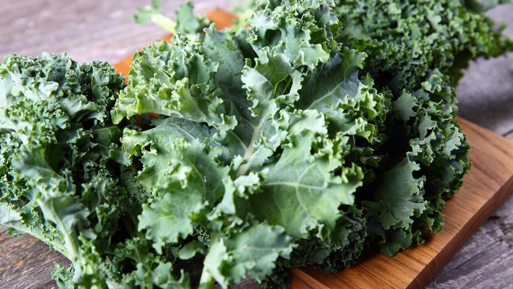 Unas hojas de kale, o col rizada.