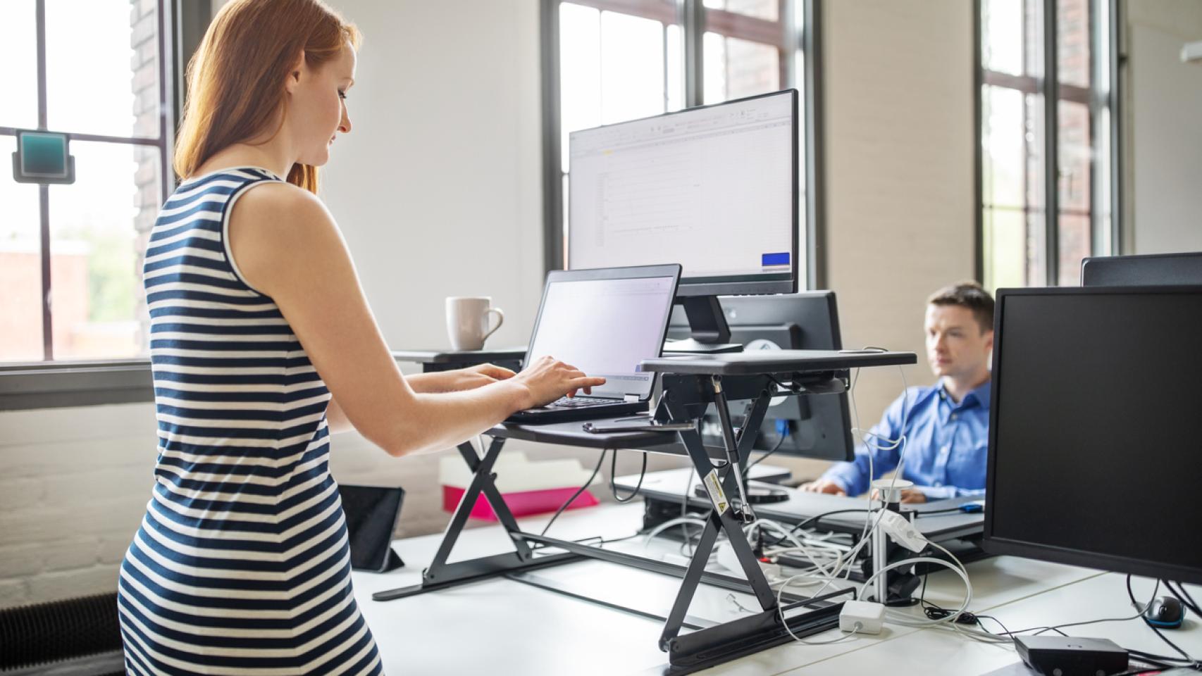 Las 3 mejores mesas elevables de Amazon para trabajar de pie en casa