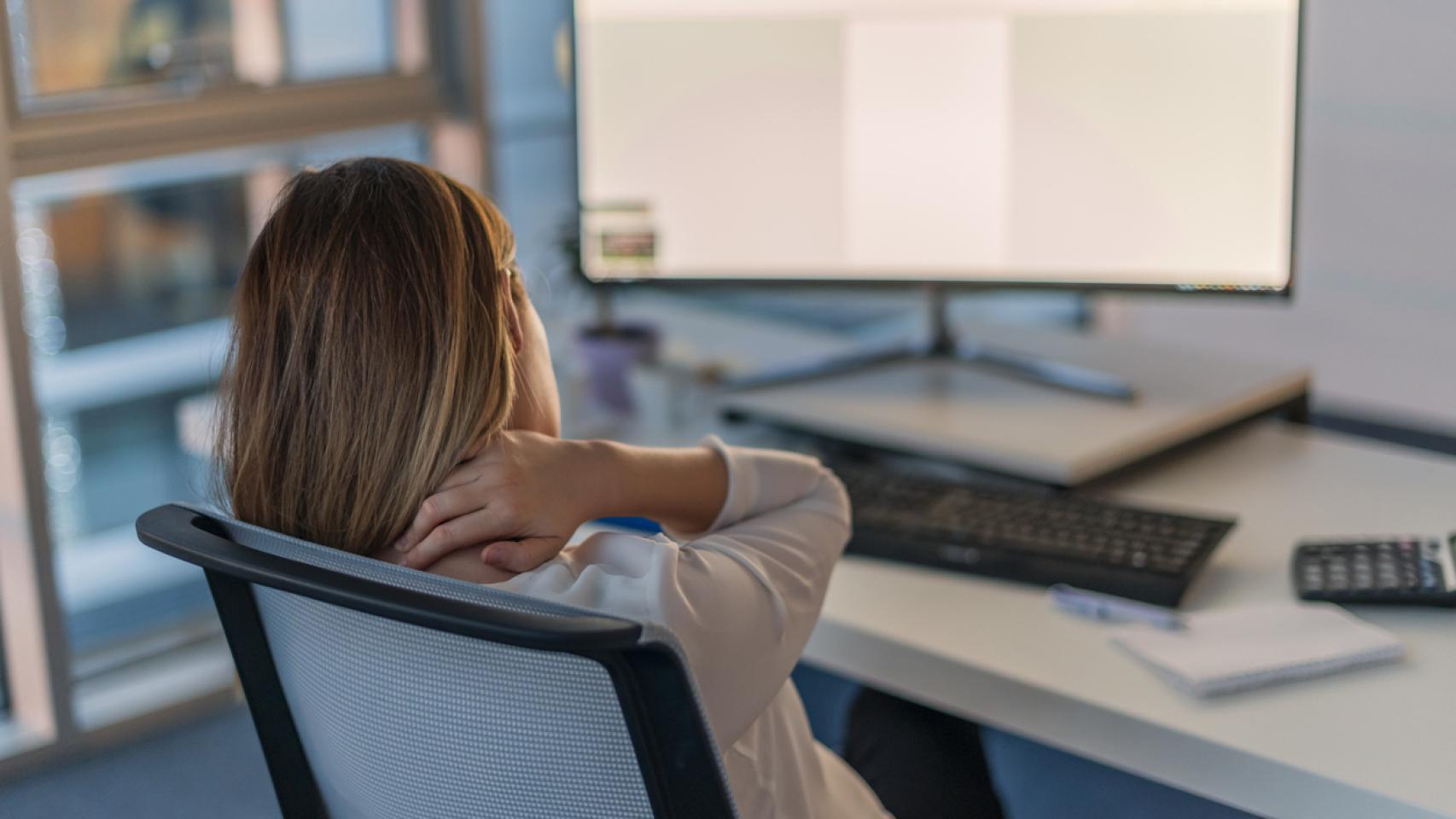 Imagen de una mujer teletrabajando.