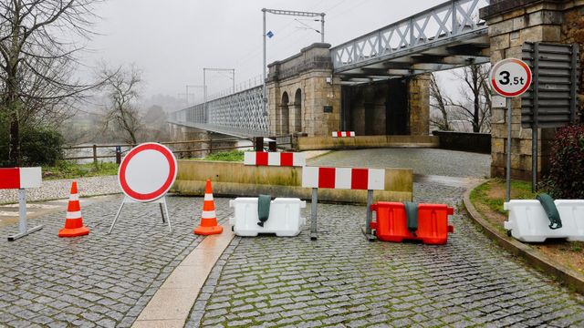 Frontera del Puente Internacional Tui-Valença cortada al paso