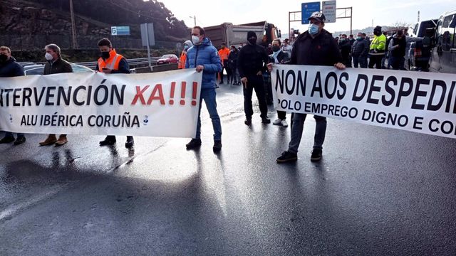Trabajadores de Alu Ibérica en A Coruña se movilizan ante la fábrica en una foto de archivo.