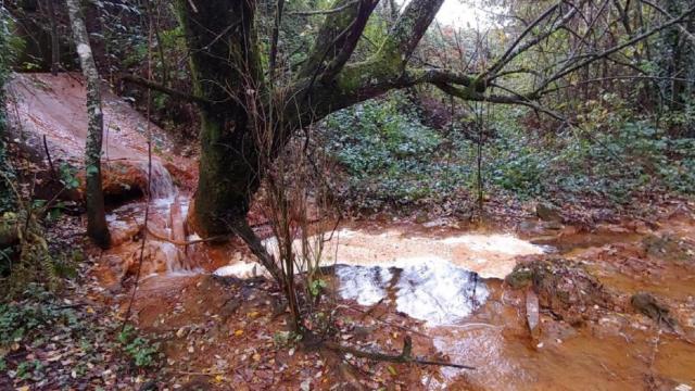 Vertido al río de la mina de Touro (A Coruña) en una foto de archivo.