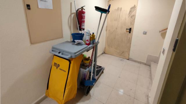 Los útiles de trabajo del personal de limpieza.