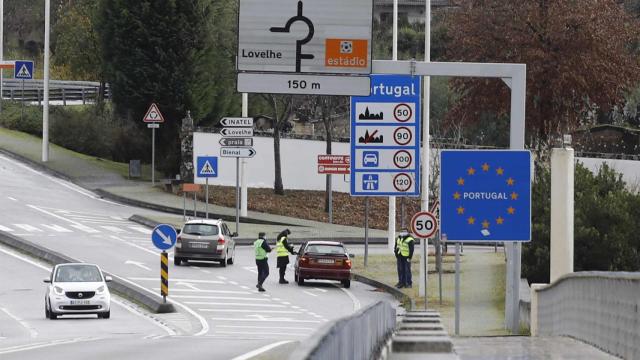 Agentes de la Policía portuguesa en la frontera Galicia-Portugal zona de Goián-Vilanova de Cerveira.