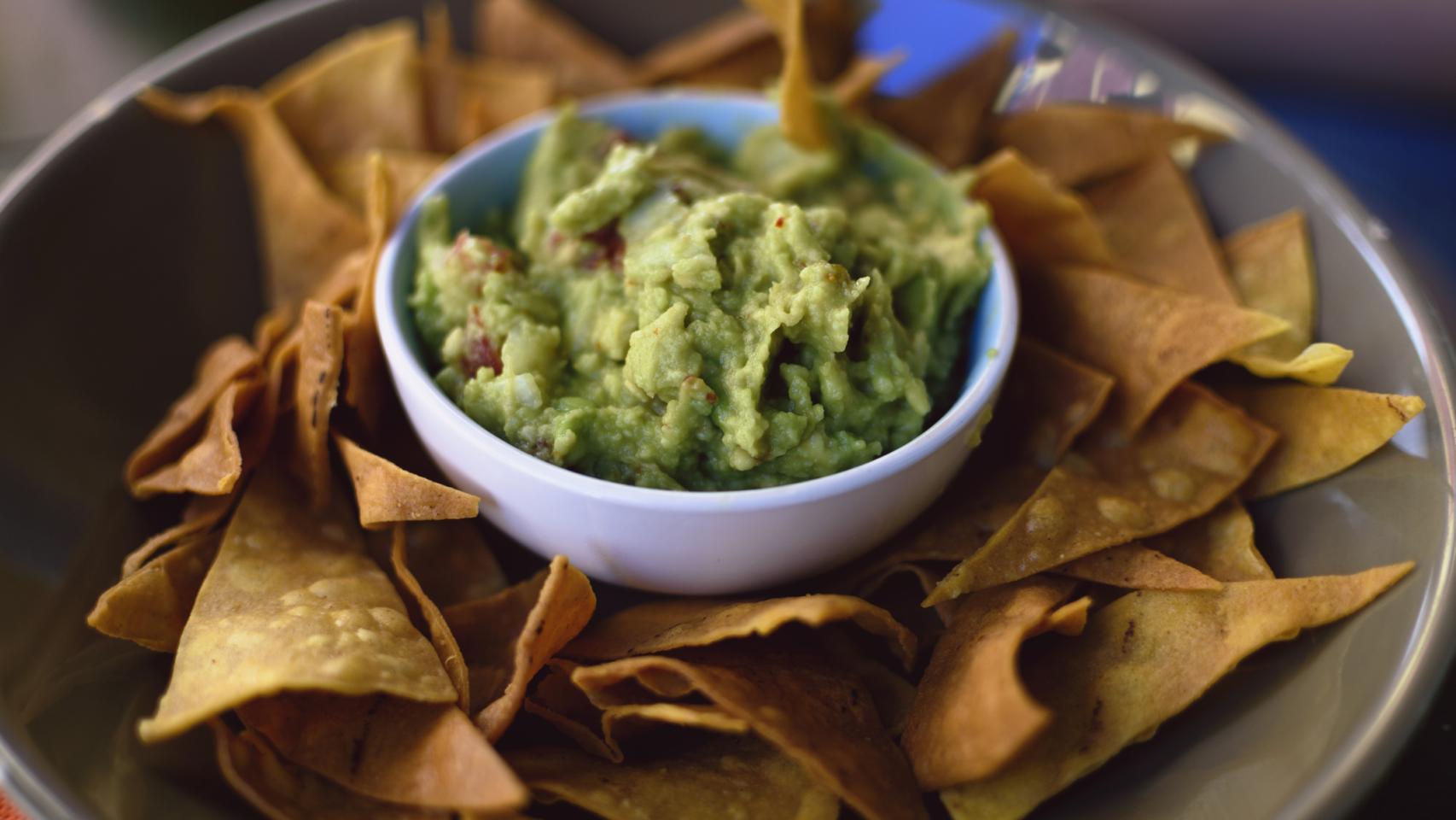 Un cuenco con guacamole y nachos.
