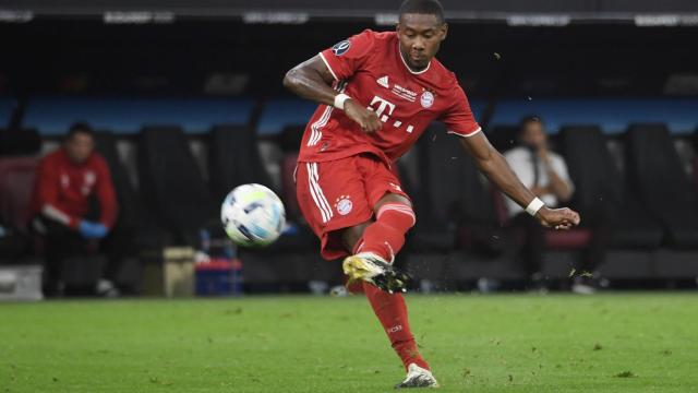 David Alaba golpeando el esférico
