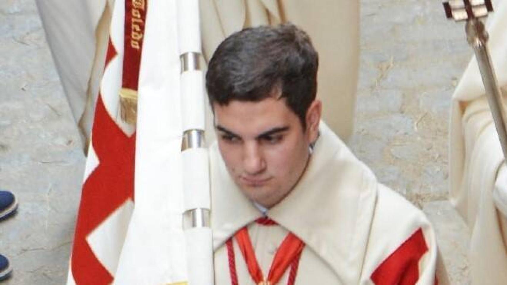 Carlos Teodoro Eroles Robles ha fallecido a los 21 años de edad. La imagen de archivo pertenece a una de las procesiones del Corpus toledano en la que participó como guión del Capítulo del Santo Sepulcro