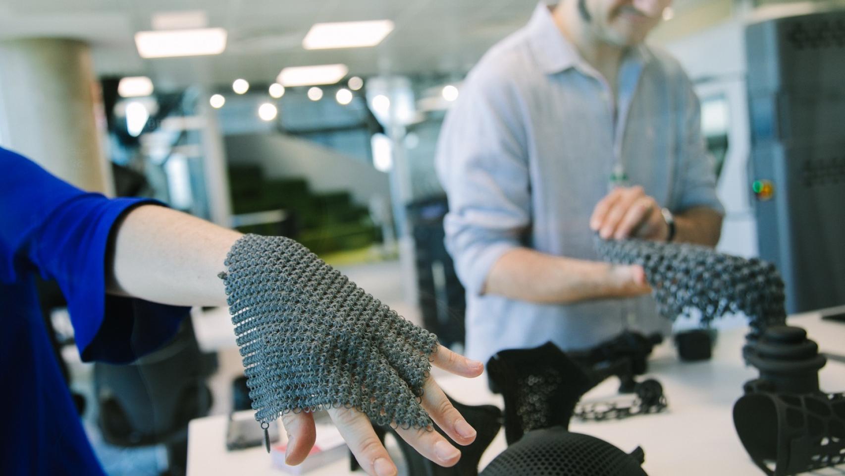 Dos emprendedores realizan pruebas de guantes hechos con impresión 3D en las instalaciones de 3DFactory Incubator.