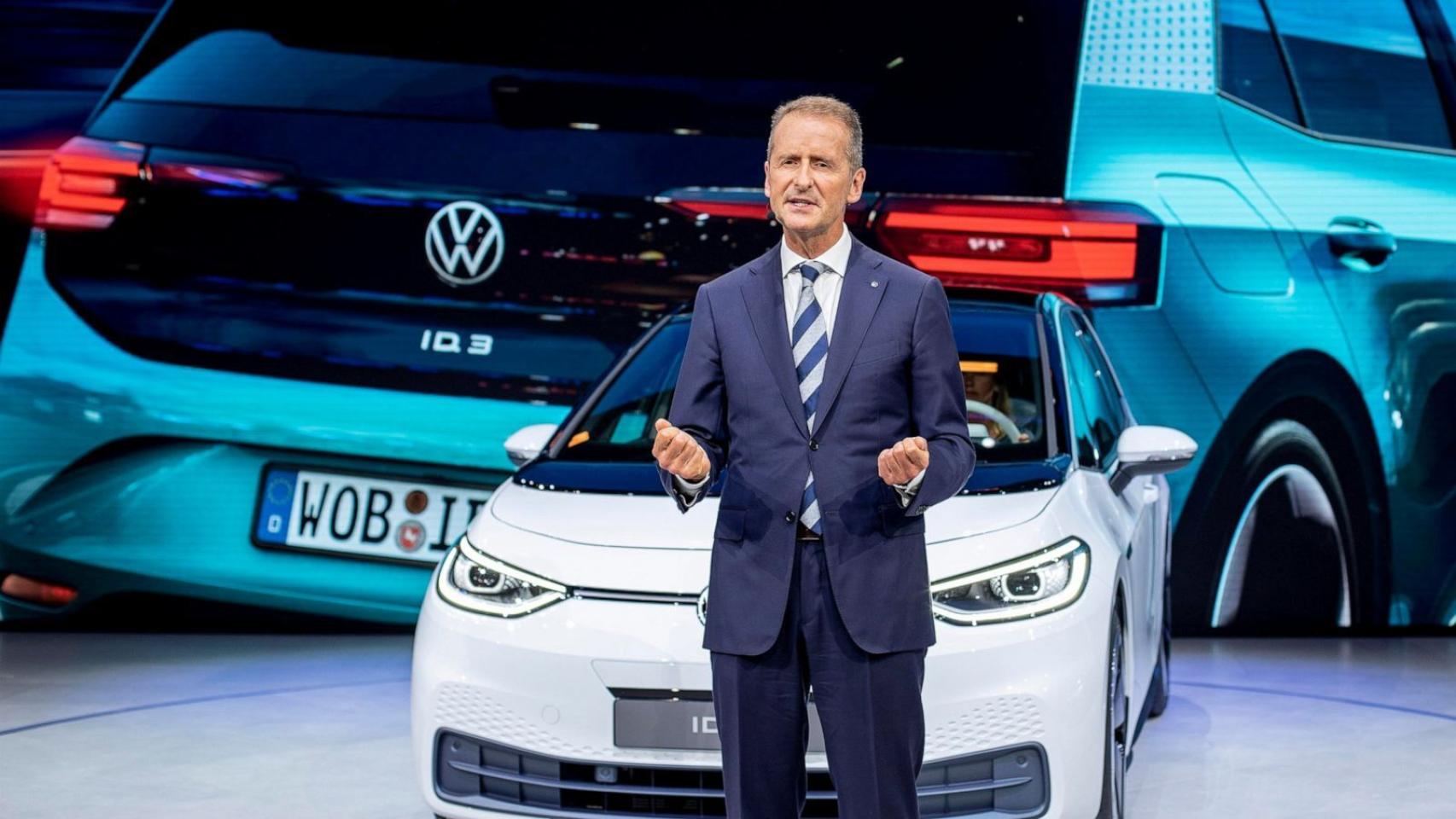 El CEO del grupo Volwswagen, Herbert Diess junto con el primer modelo 100% eléctrico de la marca, el ID.3.