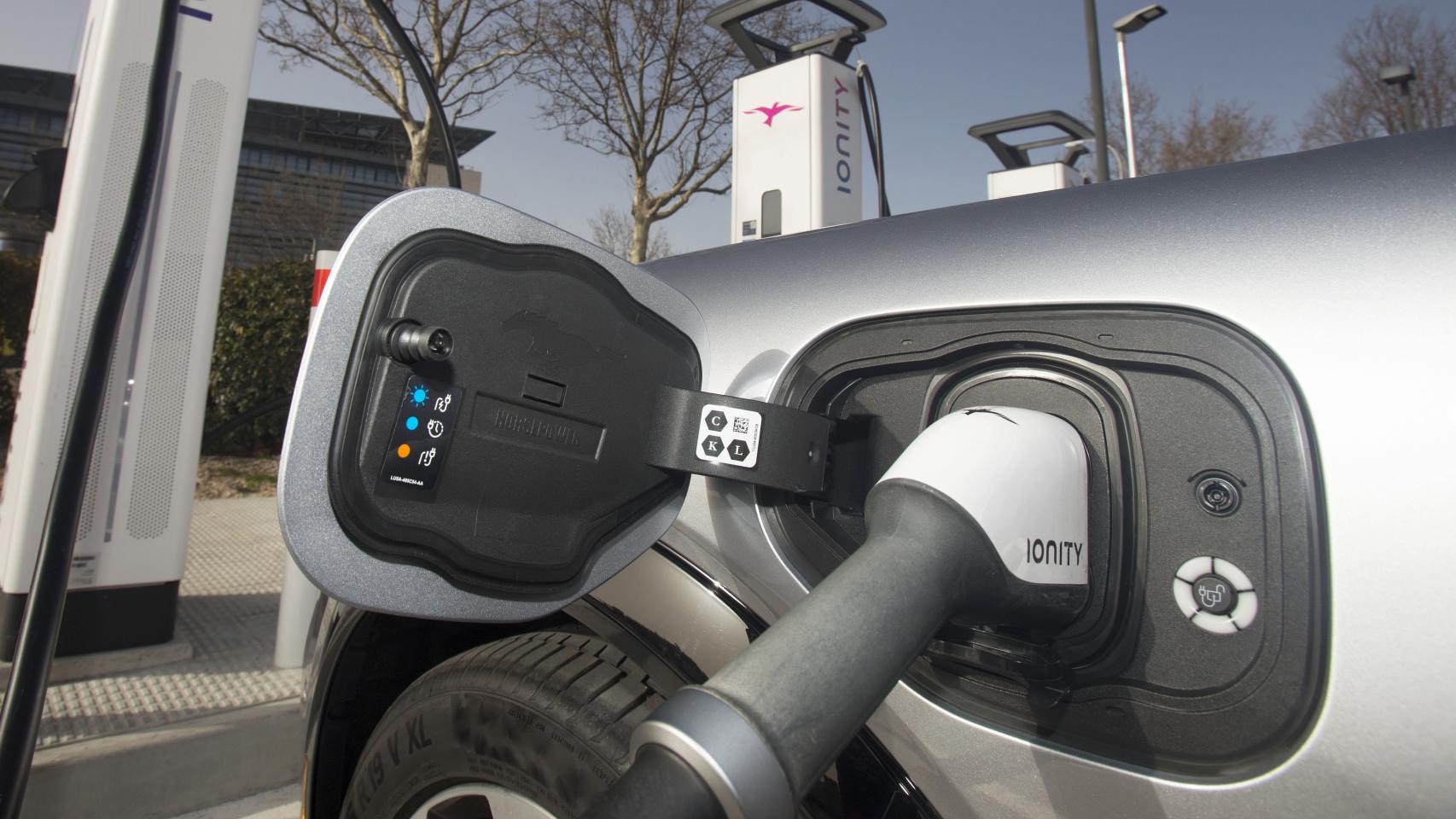 Imagen de un coche eléctrico en plena recarga.