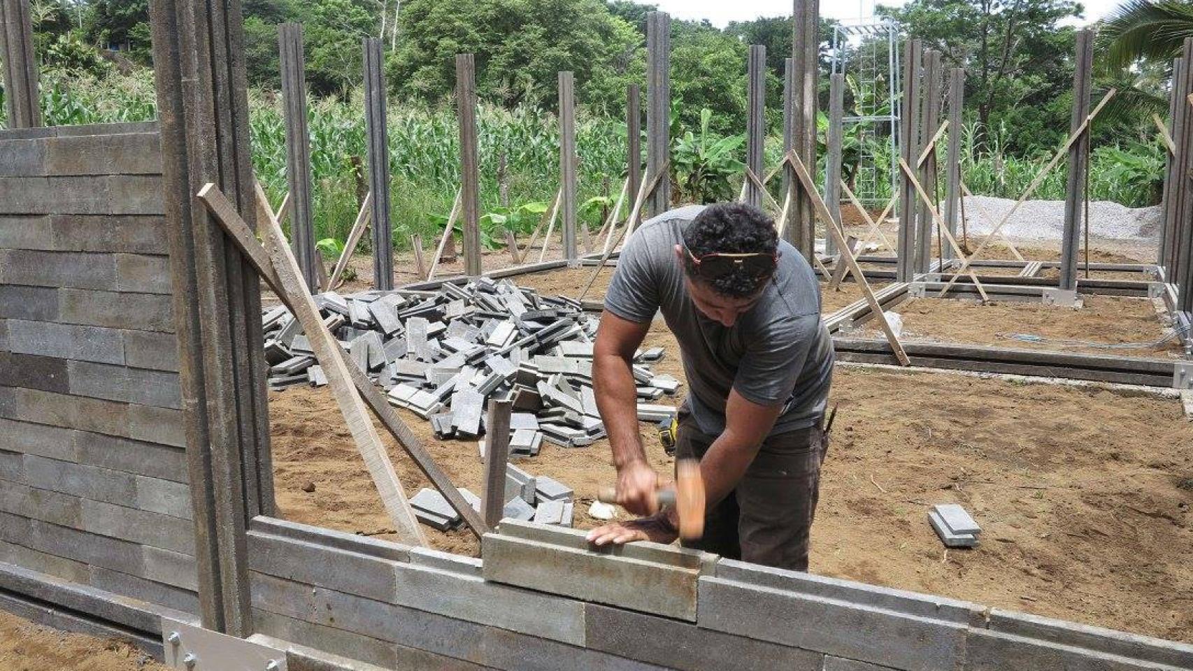 Construcción de pared con bloques de plástico