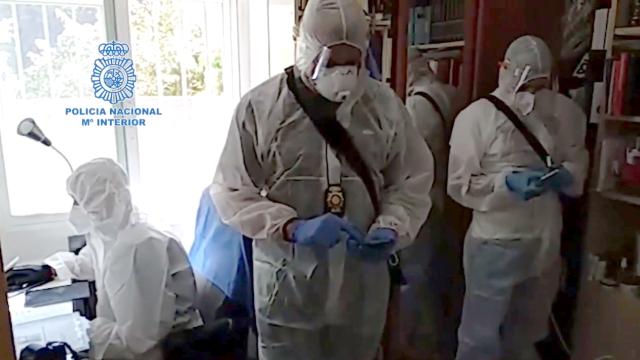 La Policía registra el domicilio del hombre.