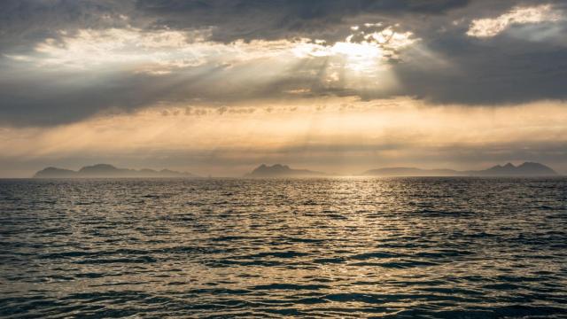 El cielo del atardecer con las Cíes de fondo.