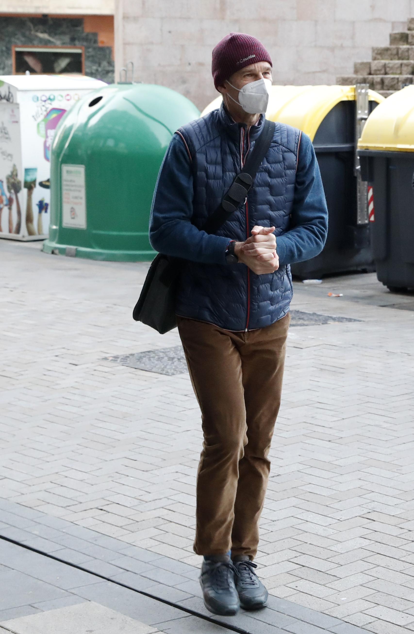 Urdangarin escogió  un 'look' muy sobrio para su primer día.