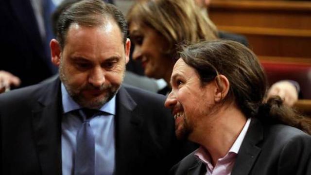 El ministro de Transportes, José Luis Ábalos, y el todavía vicepresidente, Pablo Iglesias, en el Congreso.