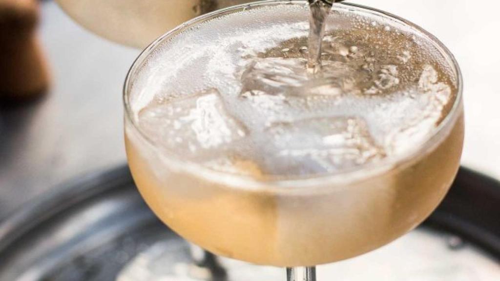 Una botella de champagne.