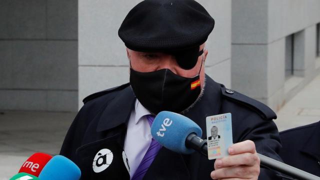 El excomisario José Manuel Villarejo atiende a los medios a las puertas de la Audiencia Nacional.