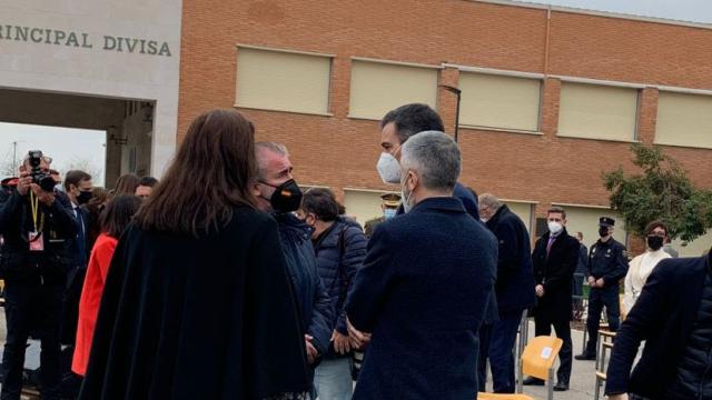 De izquda. a dcha. Maite Araluce y Miguel Folguera  (de la AVT), se dirigen hacia Sánchez y Marlaska, ayer tras la destrucción de armas.