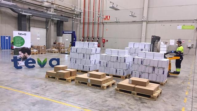 Un trabajador en el almacén de la compañía farmacéutica internacional Teva en una foto de archivo.