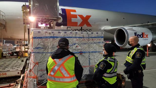 Un cargamento de vacunas de AstraZeneca a su llegada a Canadá