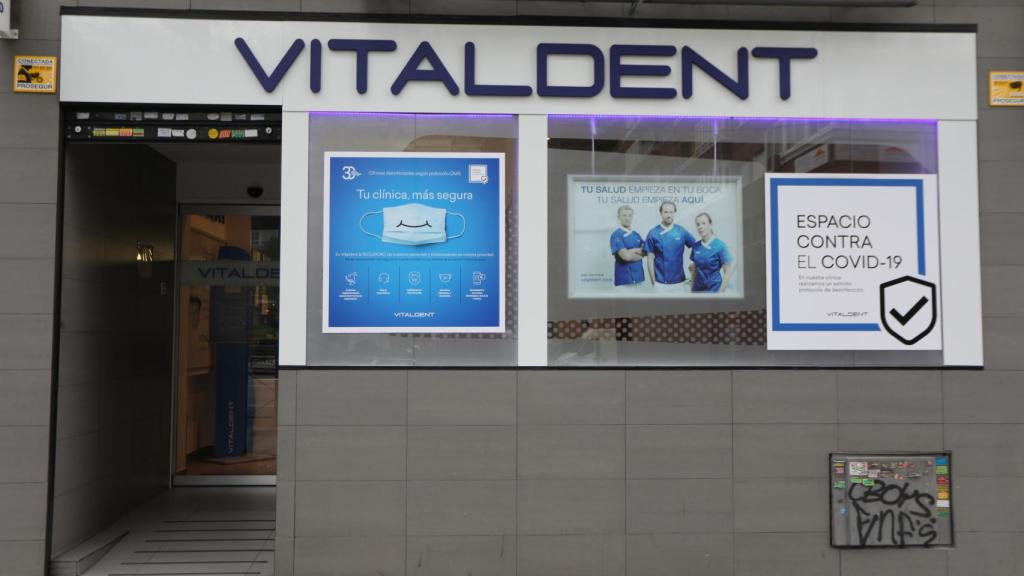 Entrada de una clínica de de Vitaldent.