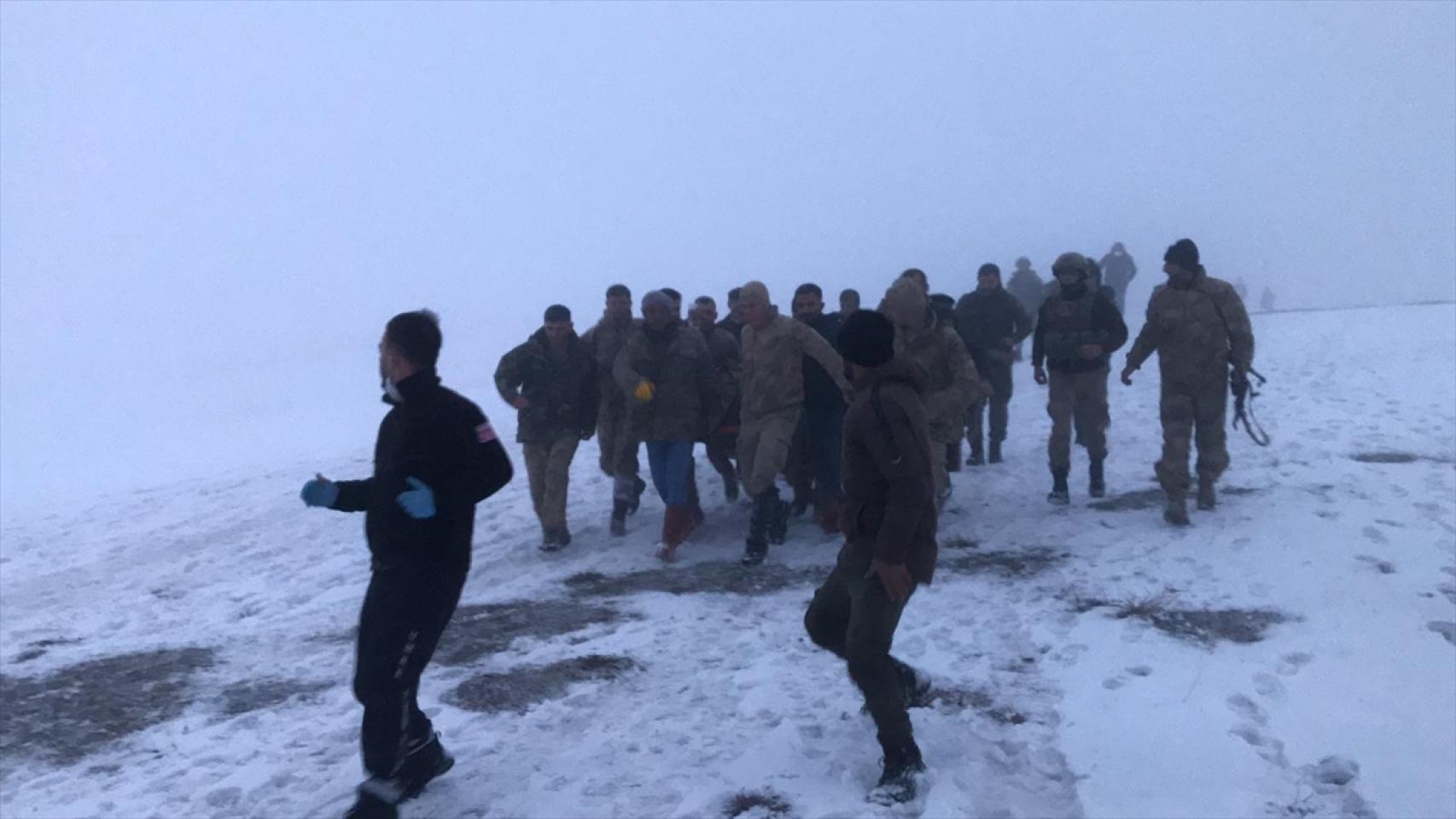 Equipos de rescate trasladan a uno de los heridos en el accidente de helicóptero ocurrido en Bitlis.