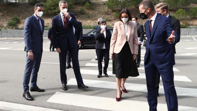 De izquierda a derecha: Pedro Sánchez, presidente del  Gobierno de España, Felipe VI, Rey de España, Reyes Maroto, ministra de Industria, Comercio y Turismo; Herbert Diess, CEO del grupo Volkswagen y Wayne Griffiths, presidente de Seat.