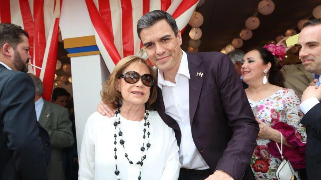 Amparo Rubiales, histórica feminista del PSOE, con Pedro Sánchez en una imagen de archivo en la Feria de Abril..