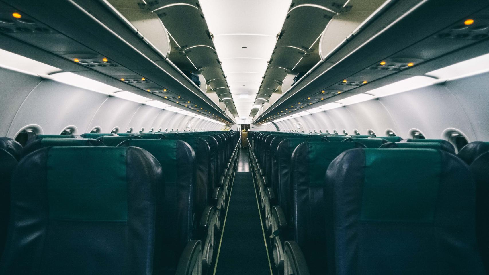 Interior de la cabina de pasajeros de un avión