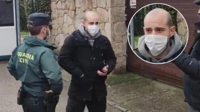 Iñaki Jiménez, el 'Pirrakas', departe con los agentes en la puerta del chalet de Iglesias