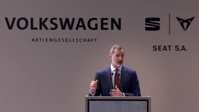 Felipe VI, en la planta de Seat en Martorell, en la celebración del 70º aniversario de la marca automovilística española.