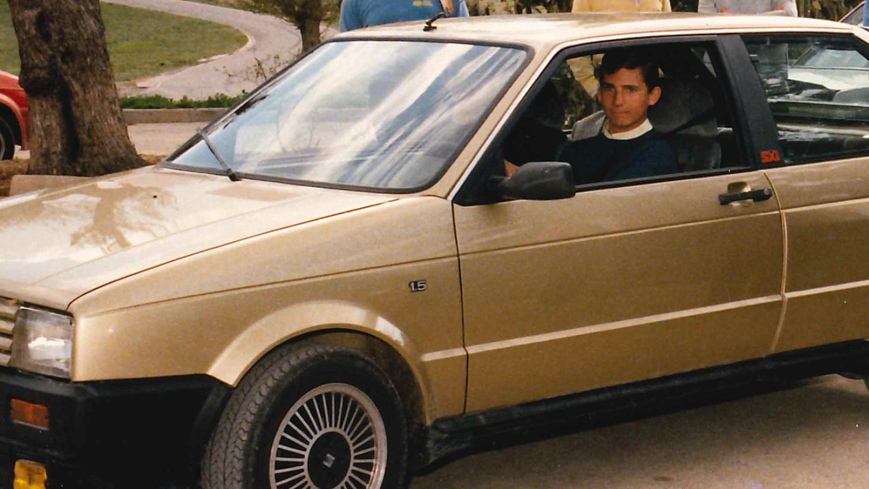 El entonces príncipe Felipe, al volante de un Seat Ibiza con 18 años.